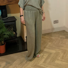 Load image into Gallery viewer, Linda Classic Khaki green Shirred Waistband Palazzo Trousers with Pockets | UK 10–16