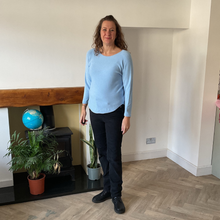 Load image into Gallery viewer, Super Soft Round neck Blue Italian Plain Jumper – One Size (12–16) A185