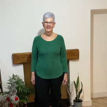 Load image into Gallery viewer, Super Soft Round neck Green Italian Plain Jumper – One Size (12–16) A185