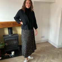 Load image into Gallery viewer, Black Plain Colour Padded Jacket – Waist Length | One Size (UK 10–14) | Lightweight Warm Outerwear | Pamper Yourself -A179