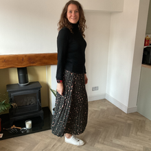 Load image into Gallery viewer, Green Full Length Pleated Animal Print Maxi Skirt – One Size (UK 10–16) | Flowy Boho Style | 100% Polyester - A177