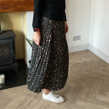 Load image into Gallery viewer, Green Full Length Pleated Animal Print Maxi Skirt – One Size (UK 10–16) | Flowy Boho Style | 100% Polyester - A177