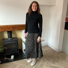 Load image into Gallery viewer, Green Full Length Pleated Animal Print Maxi Skirt – One Size (UK 10–16) | Flowy Boho Style | 100% Polyester - A177