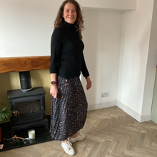 Load image into Gallery viewer, Dark grey Full Length Pleated Animal Print Maxi Skirt – One Size (UK 10–16) | Flowy Boho Style | 100% Polyester -A177
