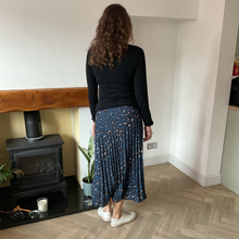 Load image into Gallery viewer, Teal Full Length Pleated Animal Print Maxi Skirt – One Size (UK 10–16) | Flowy Boho Style | 100% Polyester - A177