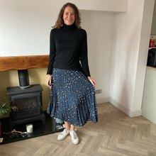 Load image into Gallery viewer, Teal Full Length Pleated Animal Print Maxi Skirt – One Size (UK 10–16) | Flowy Boho Style | 100% Polyester - A177