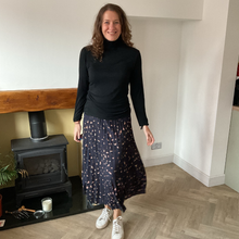 Load image into Gallery viewer, Navy blue Full Length Pleated Animal Print Maxi Skirt – One Size (UK 10–16) | Flowy Boho Style | 100% Polyester - A177