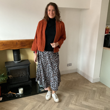 Load image into Gallery viewer, Silver Grey Full Length Pleated Animal Print Maxi Skirt – One Size (UK 10–16) | Flowy Boho Style | 100% Polyester - A177