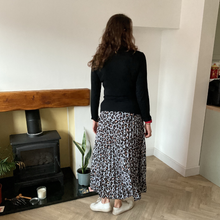 Load image into Gallery viewer, Silver Grey Full Length Pleated Animal Print Maxi Skirt – One Size (UK 10–16) | Flowy Boho Style | 100% Polyester - A177