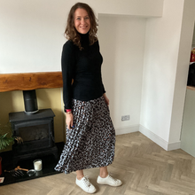 Load image into Gallery viewer, Silver Grey Full Length Pleated Animal Print Maxi Skirt – One Size (UK 10–16) | Flowy Boho Style | 100% Polyester - A177