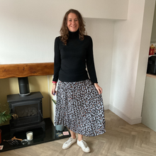 Load image into Gallery viewer, Silver Grey Full Length Pleated Animal Print Maxi Skirt – One Size (UK 10–16) | Flowy Boho Style | 100% Polyester - A177