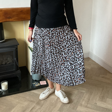 Load image into Gallery viewer, Silver Grey Full Length Pleated Animal Print Maxi Skirt – One Size (UK 10–16) | Flowy Boho Style | 100% Polyester - A177