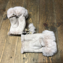 Load image into Gallery viewer, Cream Faux Fur Trimmed mittens
