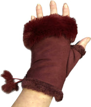 Load image into Gallery viewer, Burgundy Faux Fur Trim mittens.