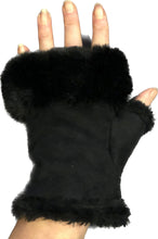 Load image into Gallery viewer, Black faux fur trim gloves
