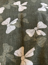 Load image into Gallery viewer, Pretty bow design womens Scarf, great present/gifts. (Green with white bows)
