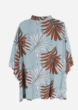 Load image into Gallery viewer, Teal short Safari print light weight Kimono great for a summer robe or a beach cover up. (a118)
