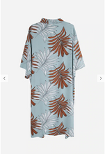 Load image into Gallery viewer, Teal Long Safari print light weight Kimono great for a summer robe or a beach cover up. (a117)