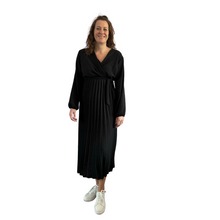 Load image into Gallery viewer, Black Pleated midi dress with long sleeves for women (a149)