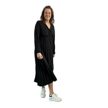 Load image into Gallery viewer, Black Pleated midi dress with long sleeves for women (a149)