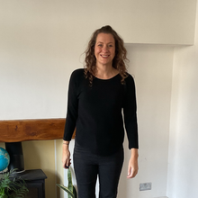 Load image into Gallery viewer, Super Soft Round neck Black Italian Plain Jumper – One Size (12–16) A185
