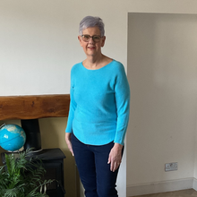 Load image into Gallery viewer, Super Soft Round neck Turquoise Italian Plain Jumper – One Size (12–16) A185
