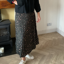 Load image into Gallery viewer, Green Full Length Pleated Animal Print Maxi Skirt – One Size (UK 10–16) | Flowy Boho Style | 100% Polyester - A177
