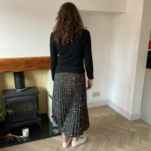 Load image into Gallery viewer, Green Full Length Pleated Animal Print Maxi Skirt – One Size (UK 10–16) | Flowy Boho Style | 100% Polyester - A177
