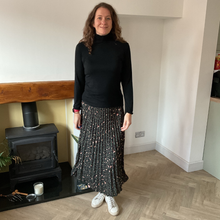 Load image into Gallery viewer, Green Full Length Pleated Animal Print Maxi Skirt – One Size (UK 10–16) | Flowy Boho Style | 100% Polyester - A177
