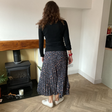 Load image into Gallery viewer, Dark grey Full Length Pleated Animal Print Maxi Skirt – One Size (UK 10–16) | Flowy Boho Style | 100% Polyester -A177
