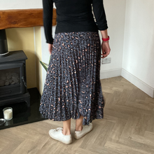 Load image into Gallery viewer, Dark grey Full Length Pleated Animal Print Maxi Skirt – One Size (UK 10–16) | Flowy Boho Style | 100% Polyester -A177

