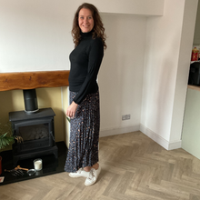 Load image into Gallery viewer, Dark grey Full Length Pleated Animal Print Maxi Skirt – One Size (UK 10–16) | Flowy Boho Style | 100% Polyester -A177
