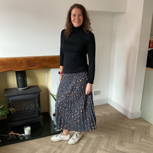 Load image into Gallery viewer, Dark grey Full Length Pleated Animal Print Maxi Skirt – One Size (UK 10–16) | Flowy Boho Style | 100% Polyester -A177
