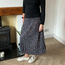 Load image into Gallery viewer, Dark grey Full Length Pleated Animal Print Maxi Skirt – One Size (UK 10–16) | Flowy Boho Style | 100% Polyester -A177

