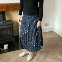 Load image into Gallery viewer, Teal Full Length Pleated Animal Print Maxi Skirt – One Size (UK 10–16) | Flowy Boho Style | 100% Polyester - A177
