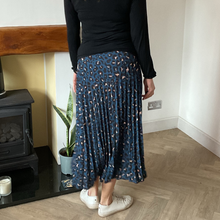 Load image into Gallery viewer, Teal Full Length Pleated Animal Print Maxi Skirt – One Size (UK 10–16) | Flowy Boho Style | 100% Polyester - A177
