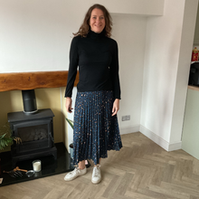 Load image into Gallery viewer, Teal Full Length Pleated Animal Print Maxi Skirt – One Size (UK 10–16) | Flowy Boho Style | 100% Polyester - A177
