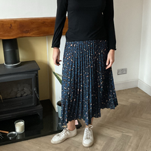 Load image into Gallery viewer, Teal Full Length Pleated Animal Print Maxi Skirt – One Size (UK 10–16) | Flowy Boho Style | 100% Polyester - A177
