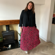 Load image into Gallery viewer, Fuchsia Full Length Pleated Animal Print Maxi Skirt – One Size (UK 10–16) | Flowy Boho Style | 100% Polyester - A177
