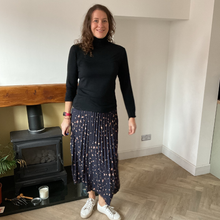 Load image into Gallery viewer, Navy blue Full Length Pleated Animal Print Maxi Skirt – One Size (UK 10–16) | Flowy Boho Style | 100% Polyester - A177
