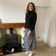 Load image into Gallery viewer, Silver Grey Full Length Pleated Animal Print Maxi Skirt – One Size (UK 10–16) | Flowy Boho Style | 100% Polyester - A177
