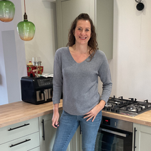 Load image into Gallery viewer, Super Soft Grey Italian Plain Jumper – One Size (12–16)  A176
